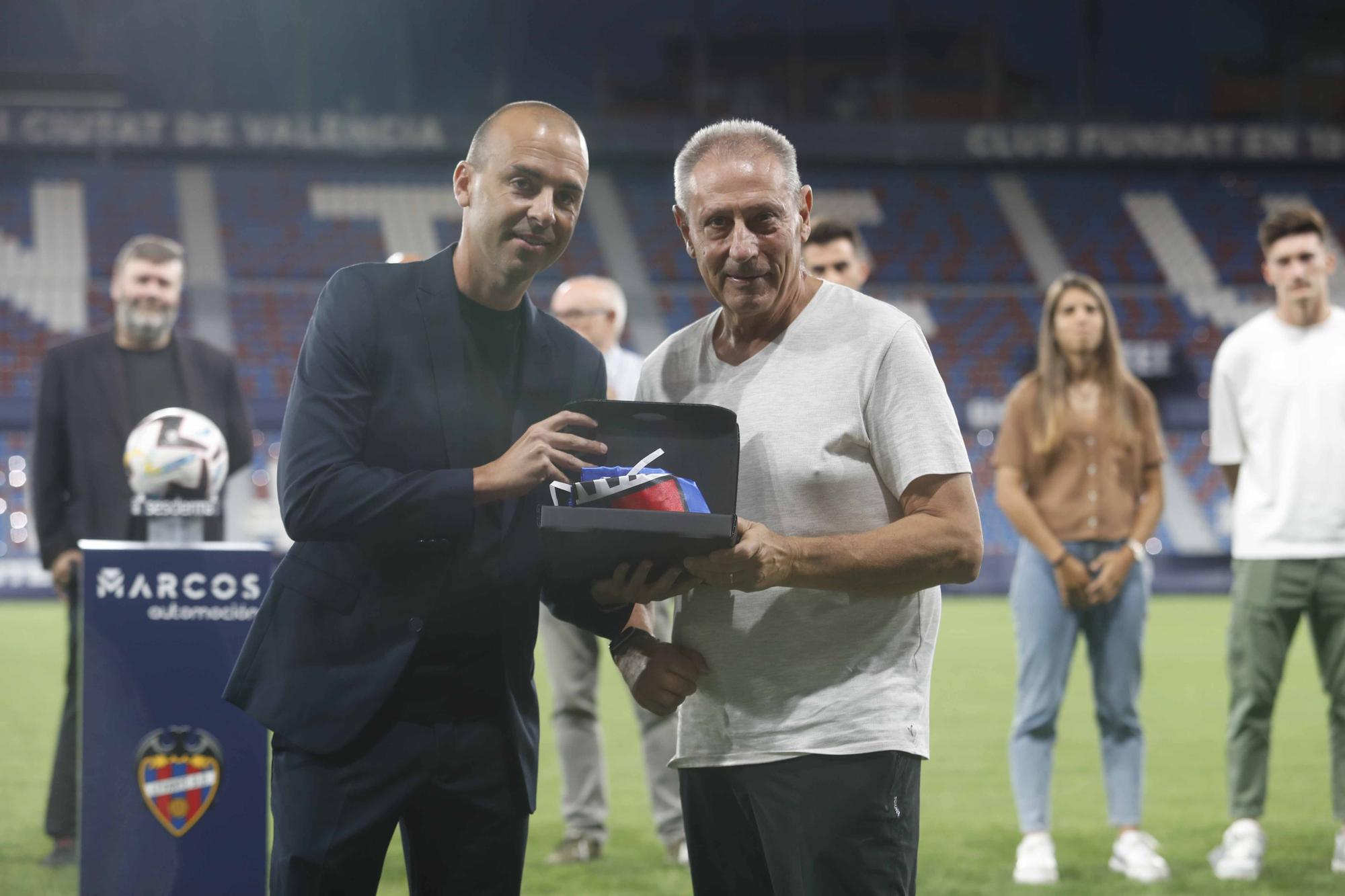 El Levante UD Iza la bandera con las peñas levantinistas