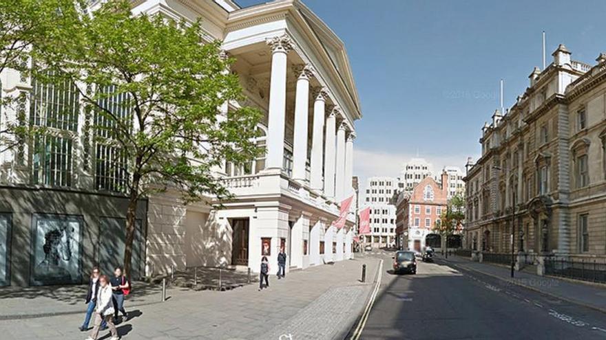 Un violinista denuncia a la Royal Opera House por un problema de audición irreversible