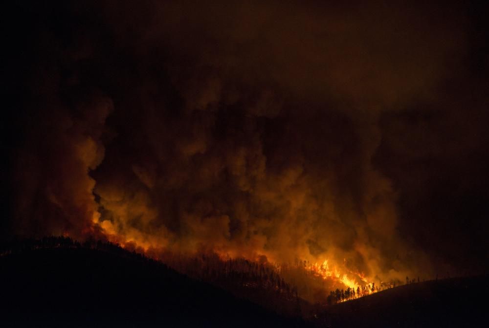 Las llamas arrasan cientos de hectáreas del monte de A Gudiña. // B. Lorenzo (EFE)