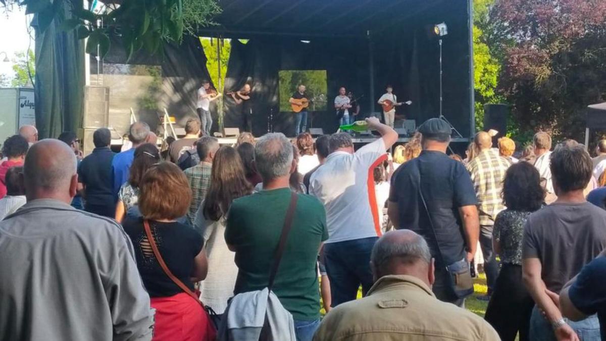 Público en el concierto de Llan de Cubel.