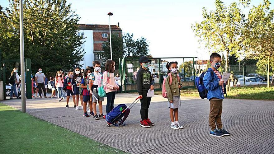Niños acceden al centro al inicio del presente curso. | // BERNABÉ