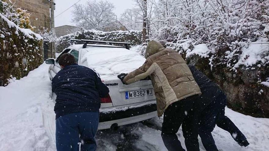 Un coche quedó ayer atravesado en una calle de Cobreros.