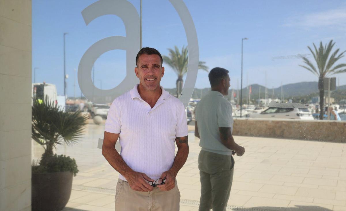Miguel Tur posa en la entrada de la sede del Ayuntamiento de Sant Antoni.| Marcelo Sastre