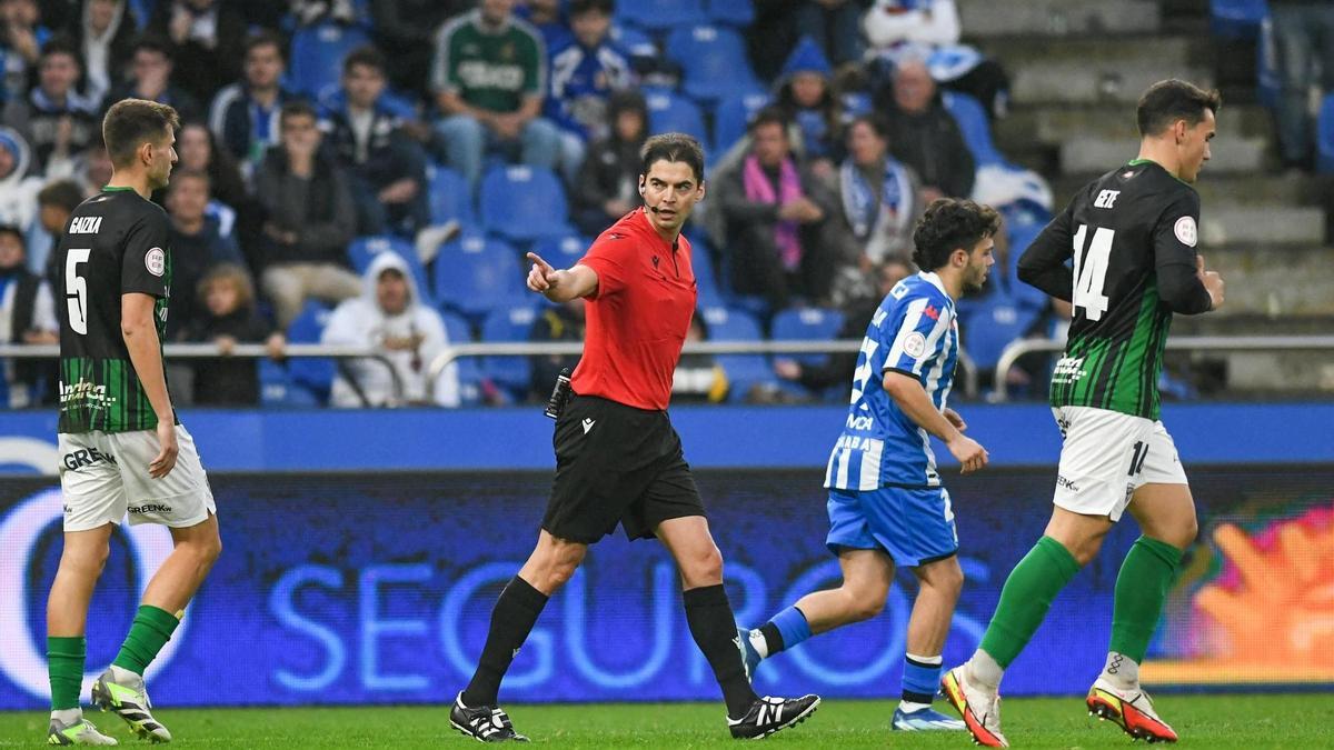 Ruiz Álvarez, durante el choque entre el Deportivo de la Coruña y el Sestao del Grupo 1 en Riazor, este curso.