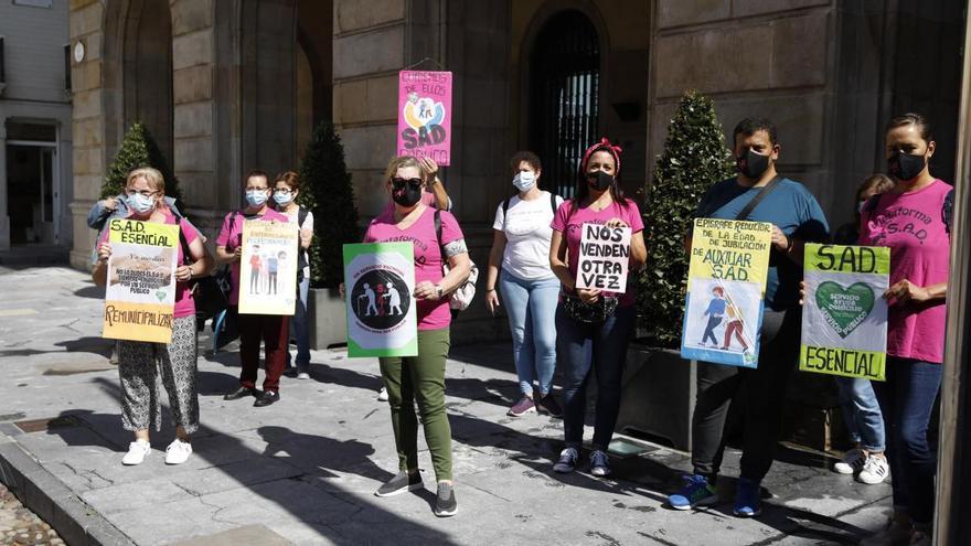 Protesta de las trabajadoras del servicio de ayuda a domicilio ante el Ayuntamiento el pasado septiembre.