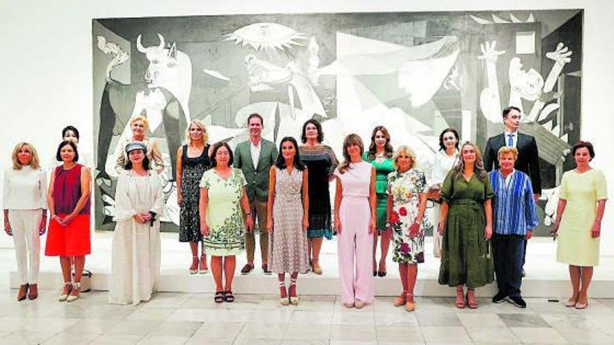 Doña Letizia,  con los acompañantes  de los mandatarios en el Reina Sofía| // EFE