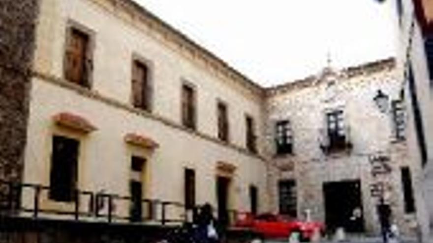 Caja Extremadura cede para el albergue la casa de Santa Ana