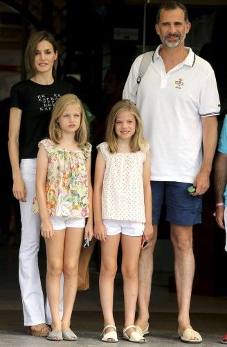 La Reina Letizia no ha desaprovechado la oportunidad de acompañar, con sus hijas, a don Felipe el último día de competición en la 34ª Copa del Rey Mapfre de Vela y han acudido junto a él al Club Náutico de Palma, donde el Monarca ha explicado a las n
