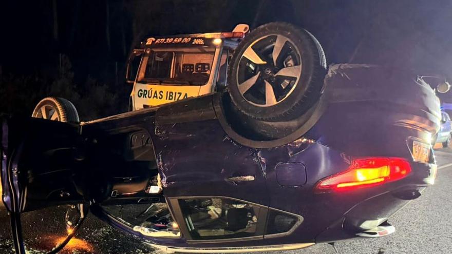 Dos heridos, uno de ellos grave, al colisionar dos coches en la carretera de Santa Eulària