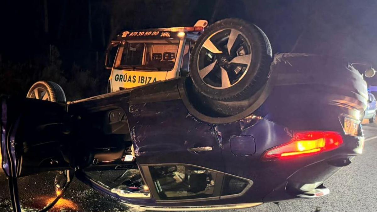 Uno de los coches quedo volcado sobre la vía