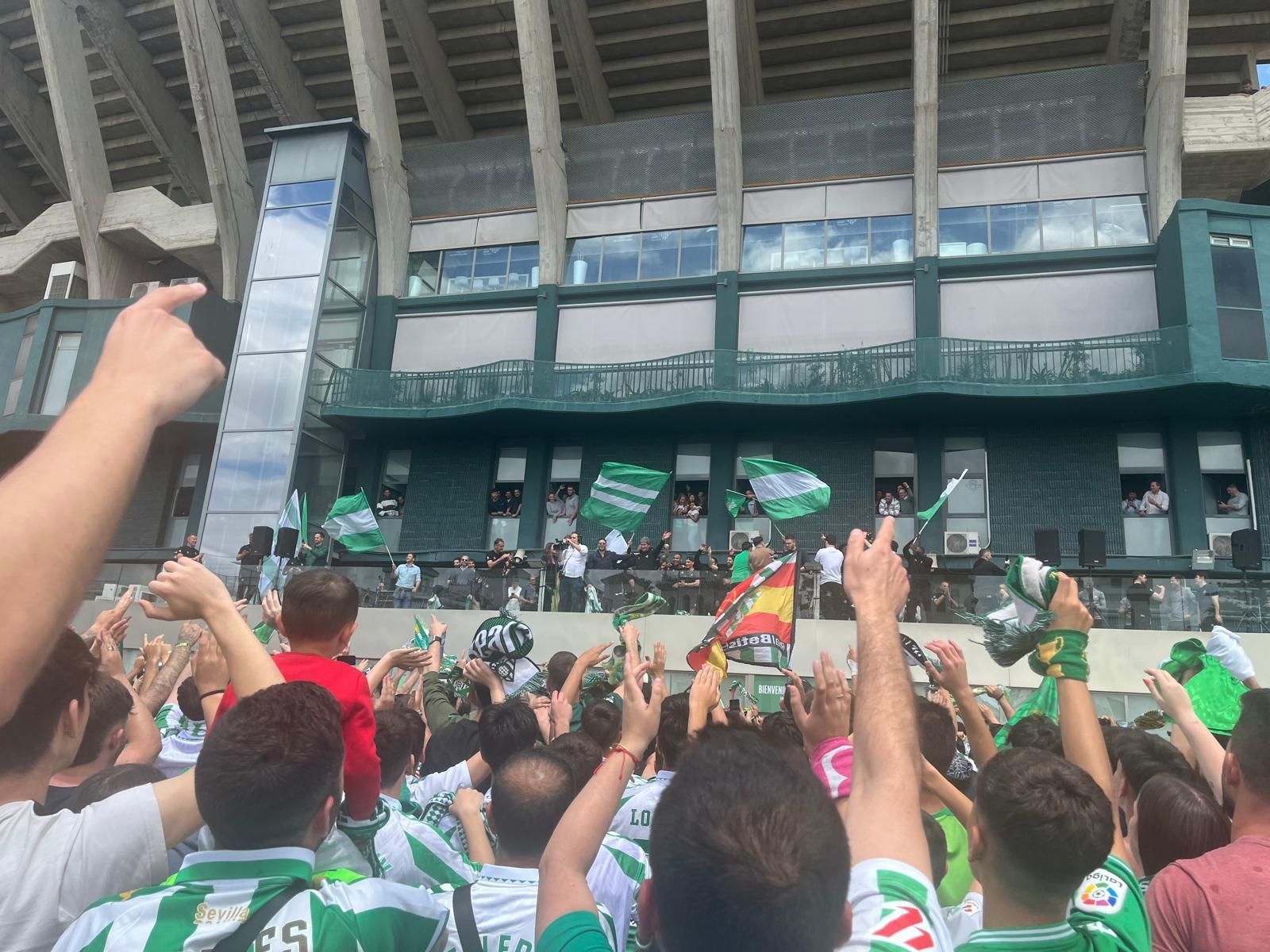 Recibimiento al Betis tras el pase a la final de la Conference League