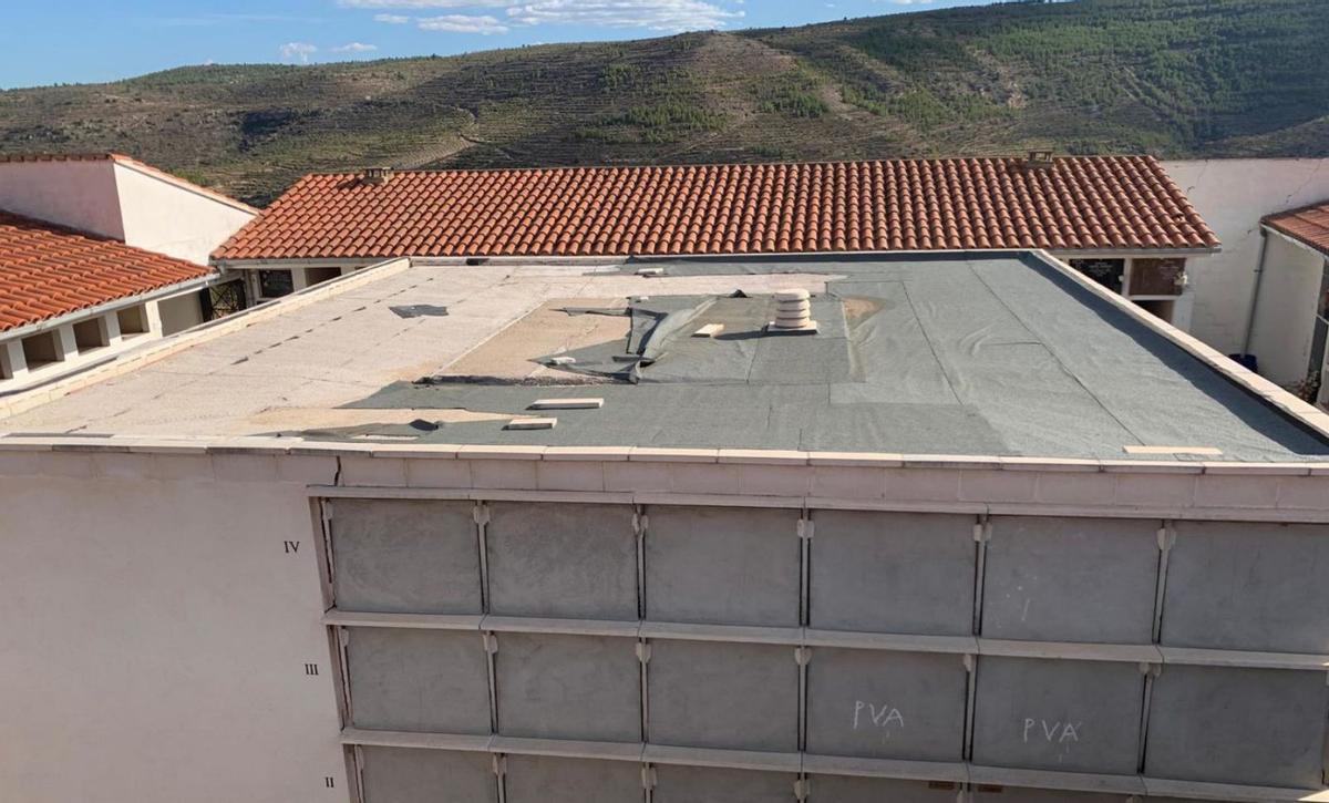 El tejado del módulo ha perdido el aislante y se está hundiendo, con grietas en las paredes. | L-EMV