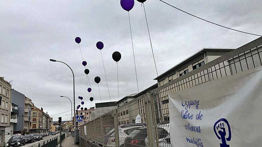 Pancartas y globos en la 
fachada del IES Rodeira.   | // S.Á.