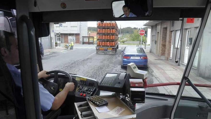 Un conductor de autobús de la línea 6, con los dispositivos de pago.