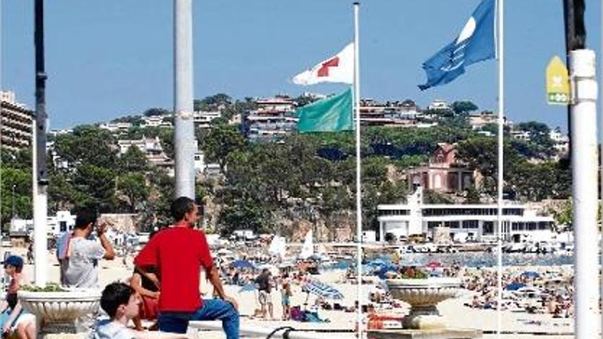 La bandera blava, lluint a la platja de Sant Feliu de Guíxols, en una imatge d&#039;arxiu.