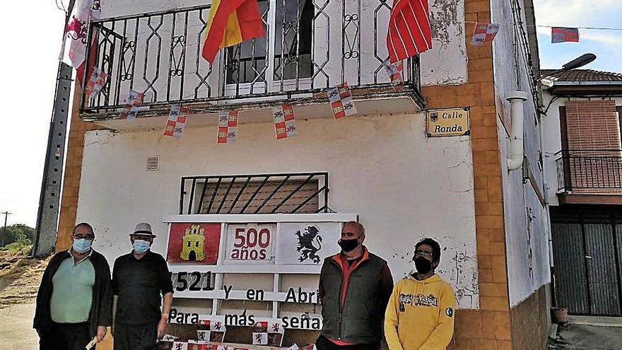 Tino, Sinesio, Paulino y Bernardo, los dos primeros vecinos del barrio y los otros dos colaboradores en la colocación de las banderas. | Cedida