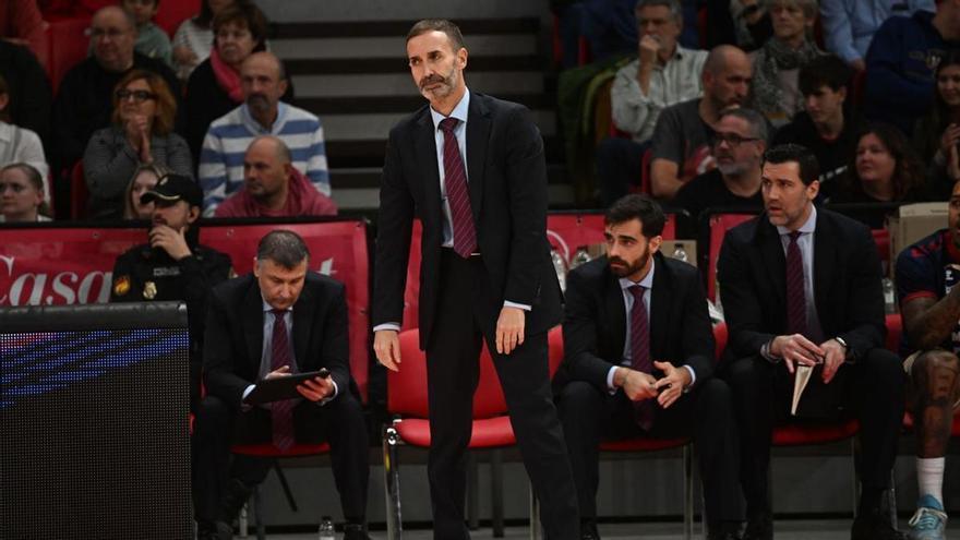 Sito Alonso, en el banquillo en el partido ante el Casademont Zaragoza. | ACB PHOTO/A. SÁNCHEZ