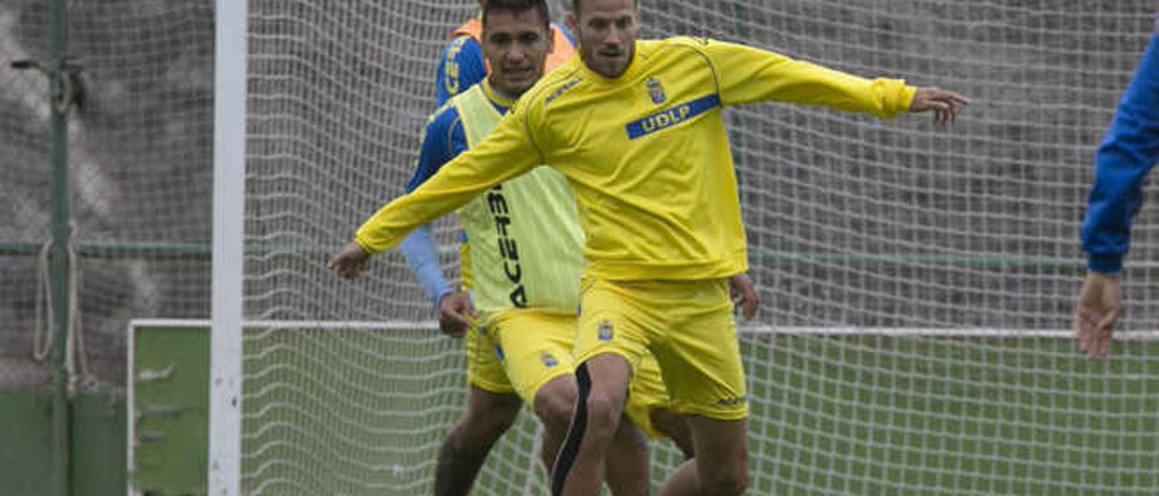 Javi Castellano controla el esférico. Detrás, Marcelo y Araujo.