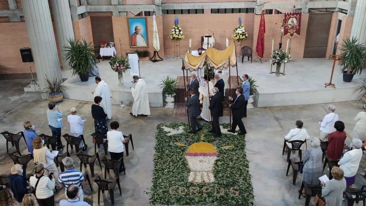 Foto de una misa dentro del templo, que aún sigue inacabado tras dos décadas.