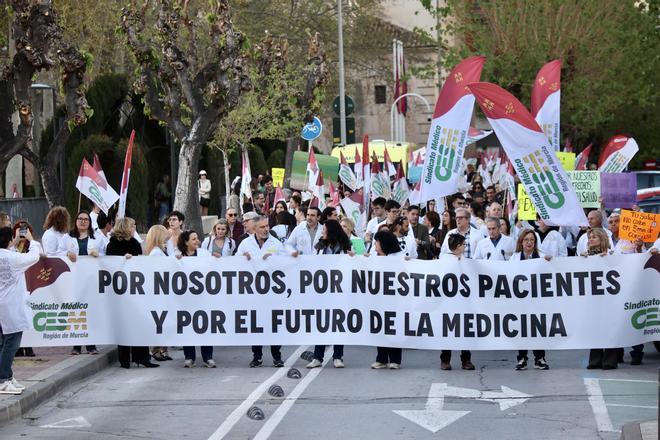 Centenares de médicos vuelven a las calles de Murcia contra su estatuto profesional
