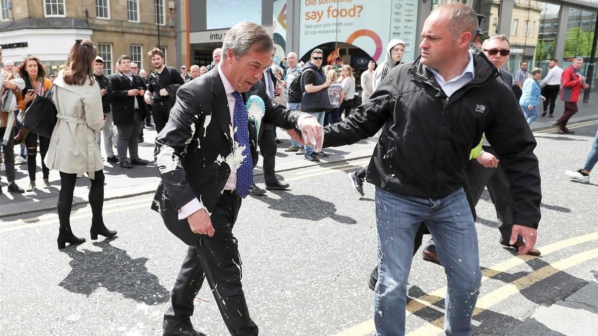 zentauroepp48247122 brexit party leader nigel gestures after being hit with a mi190520152243