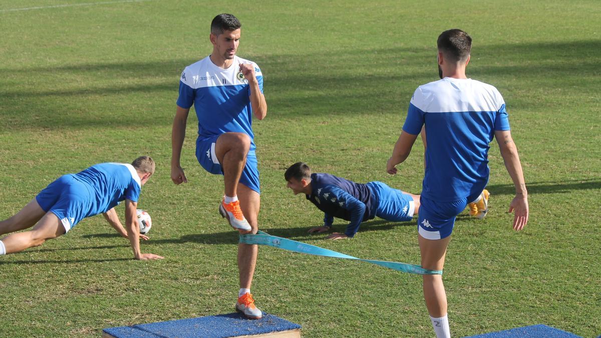 El extremo Jesús Alfaro y el lateral Raúl Ruiz en el entrenamiento de este miércoles en el estadio de atletismo Joaquín Villar