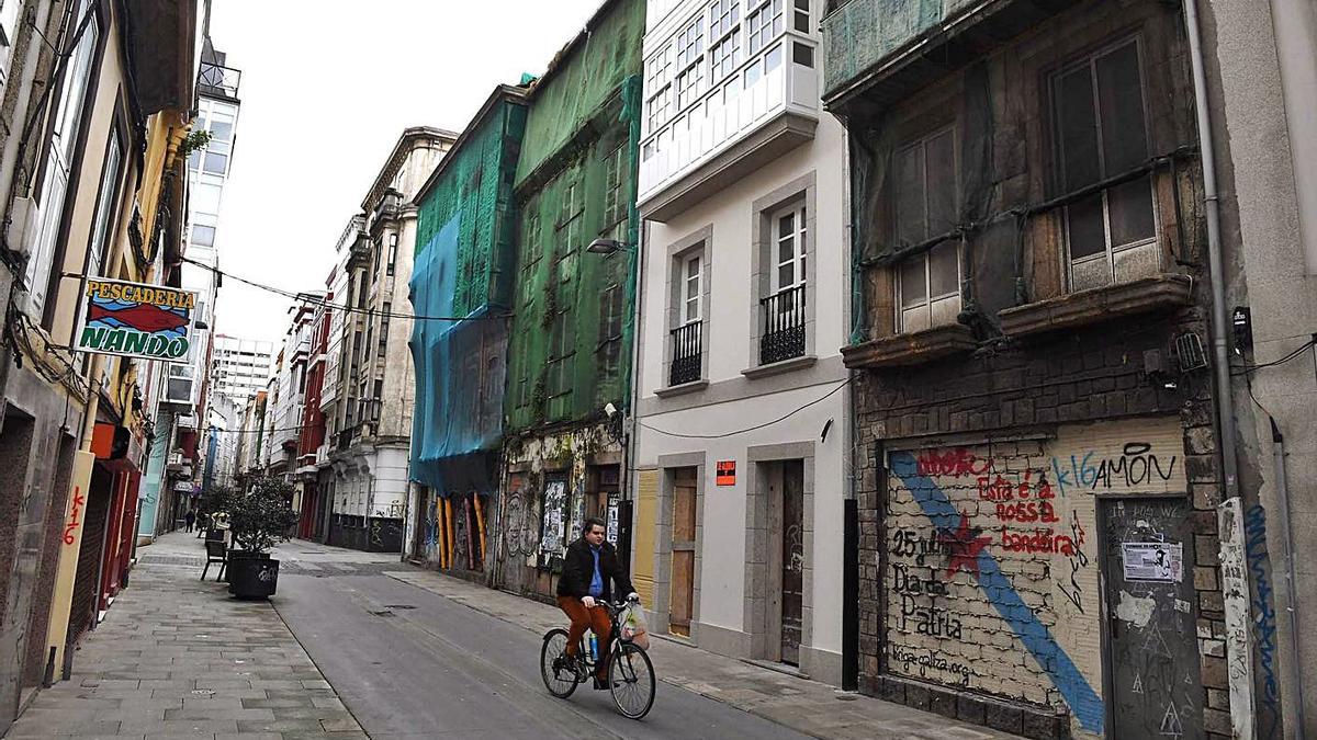 La calle Orzán, con edificios abandonados.   | // VÍCTOR ECHAVE