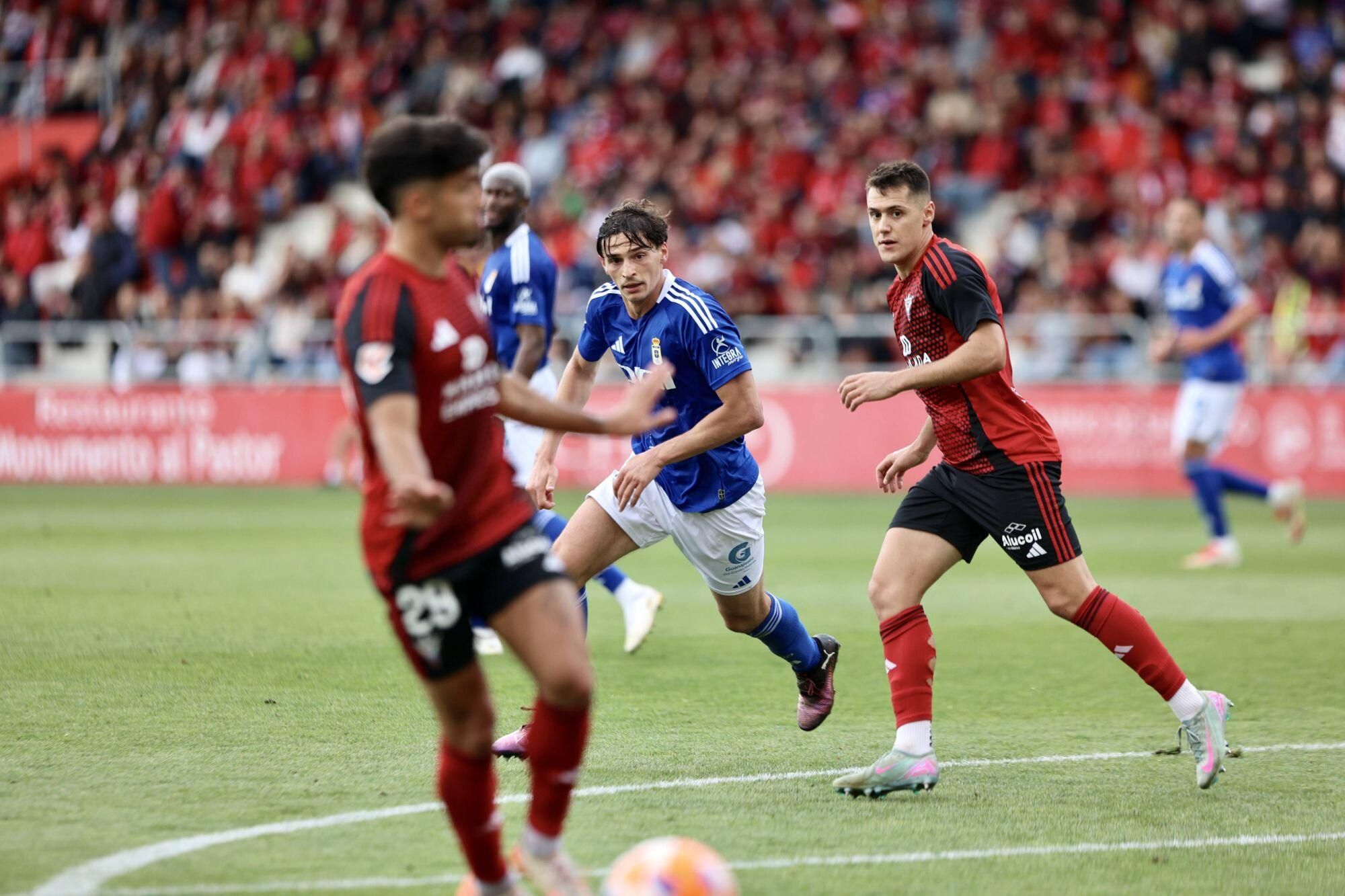 EN IMÁGENES: Ambientazo en el primer partido de la final por el ascenso a Primero entre Mirandés y Real Oviedo