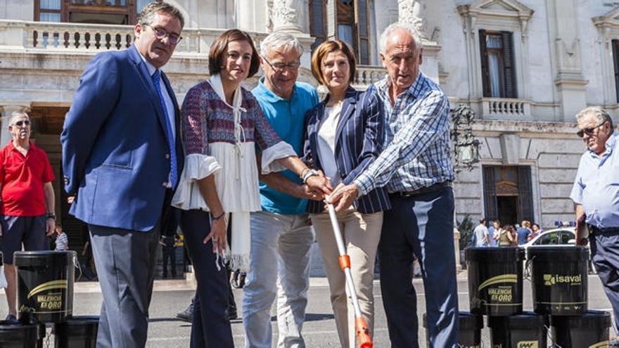 Joan Ribó, Elena Tejedor y Paco Borao pintan simbólicamente la línea dorada.