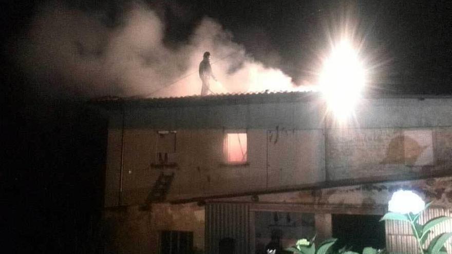 Un incendio calcina una casa de dos plantas y parte de un pajar en Tremado (Tineo)