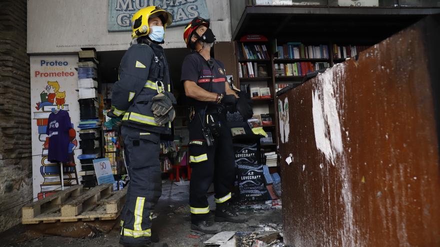 Daños provocados por el fuego en la librería Proteo de Málaga