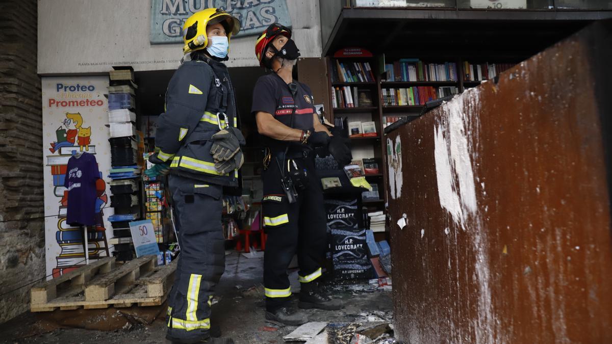 Bomberos inspeccionan el interior de la librería Proteo