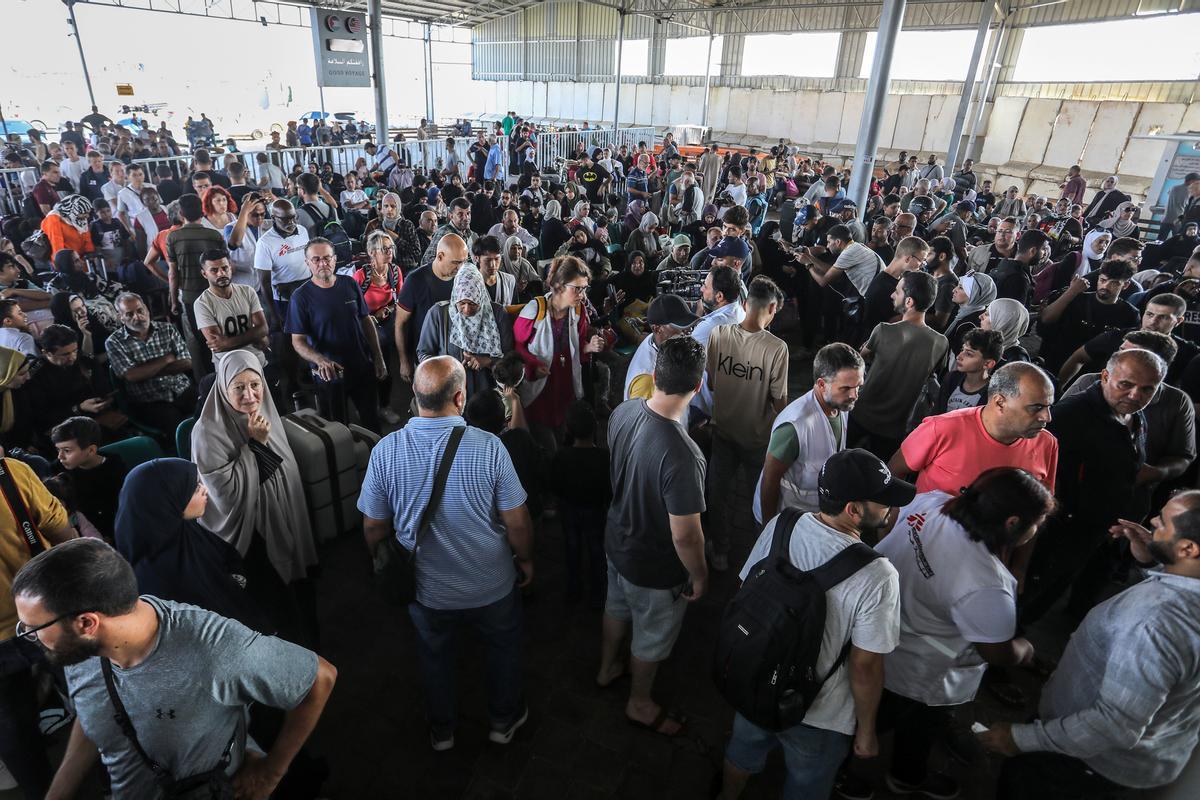 Palestinos y ambulancias huyen a Egipto por la frontera de Rafah, que abren hoy