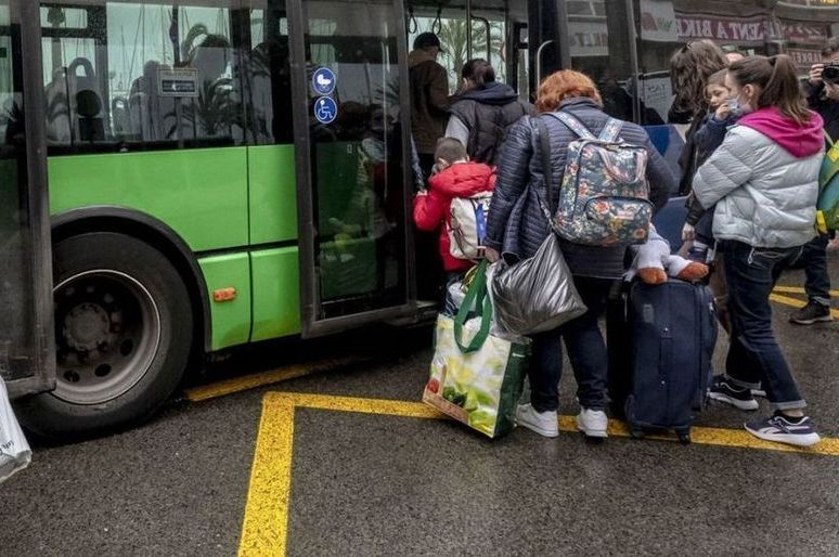 Autobús recoge a refugiados.