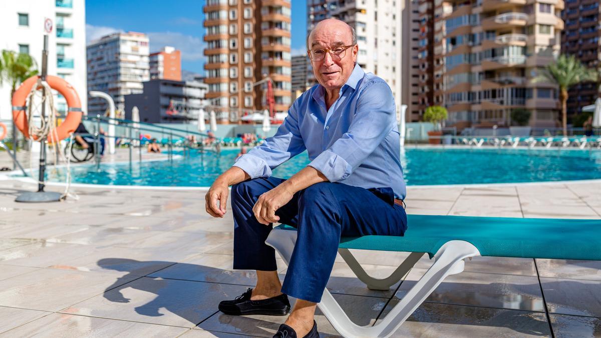 Toni Mayor en la piscina de uno de sus hoteles, el Port Benidorm