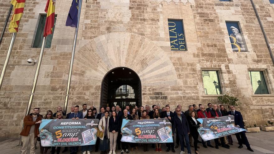 Protesta en las Corts por los cinco años de &quot;bloqueo&quot; al derecho civil
