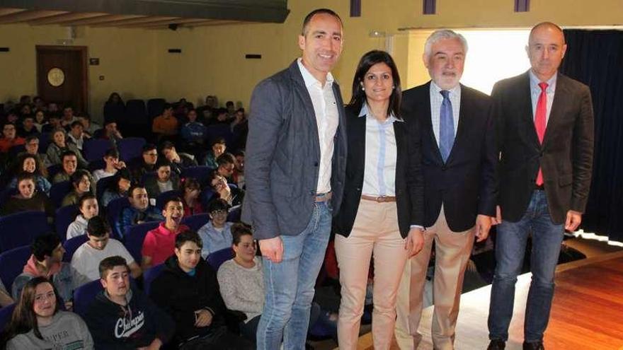 El jefe de estudios del Instituto Galileo Galilei de Navia, Julio González; la jefa del departamento de Lengua del instituto veigueño, Eva Pérez; Darío Villanueva y el coordinador del Foro, Luis Felipe Fernández, ayer, en el auditorio veigueño.