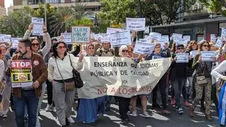 Los profesores de la EOI de Saïdia vuelven a cortar la calle en protesta por los recortes de Conselleria