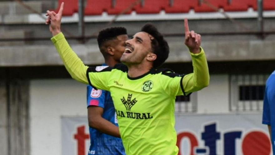 Alex Ares celebra su gol ante el Ourense. | ZCF