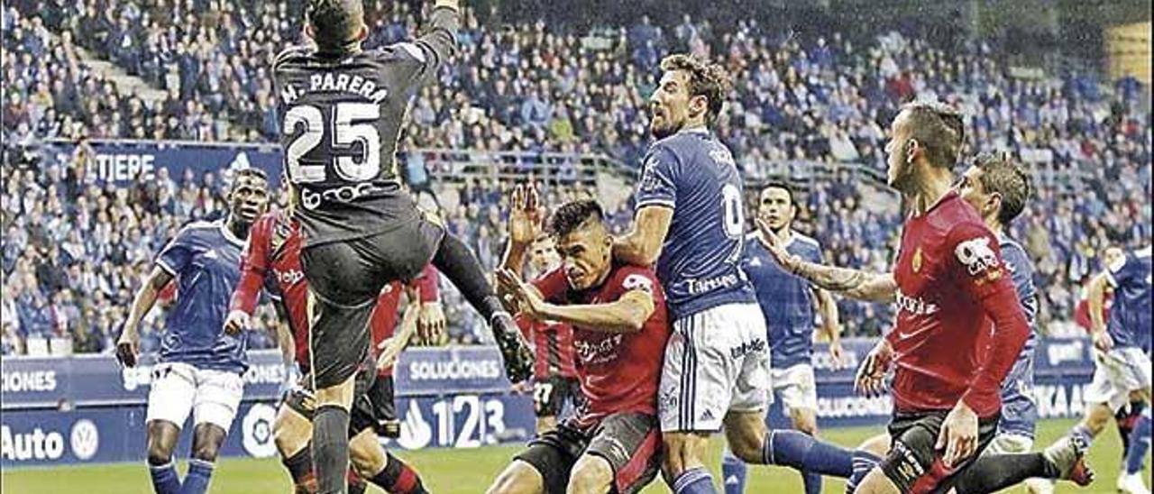 Parera, ayer titular, se hace con el balón entre una nube de jugadores.