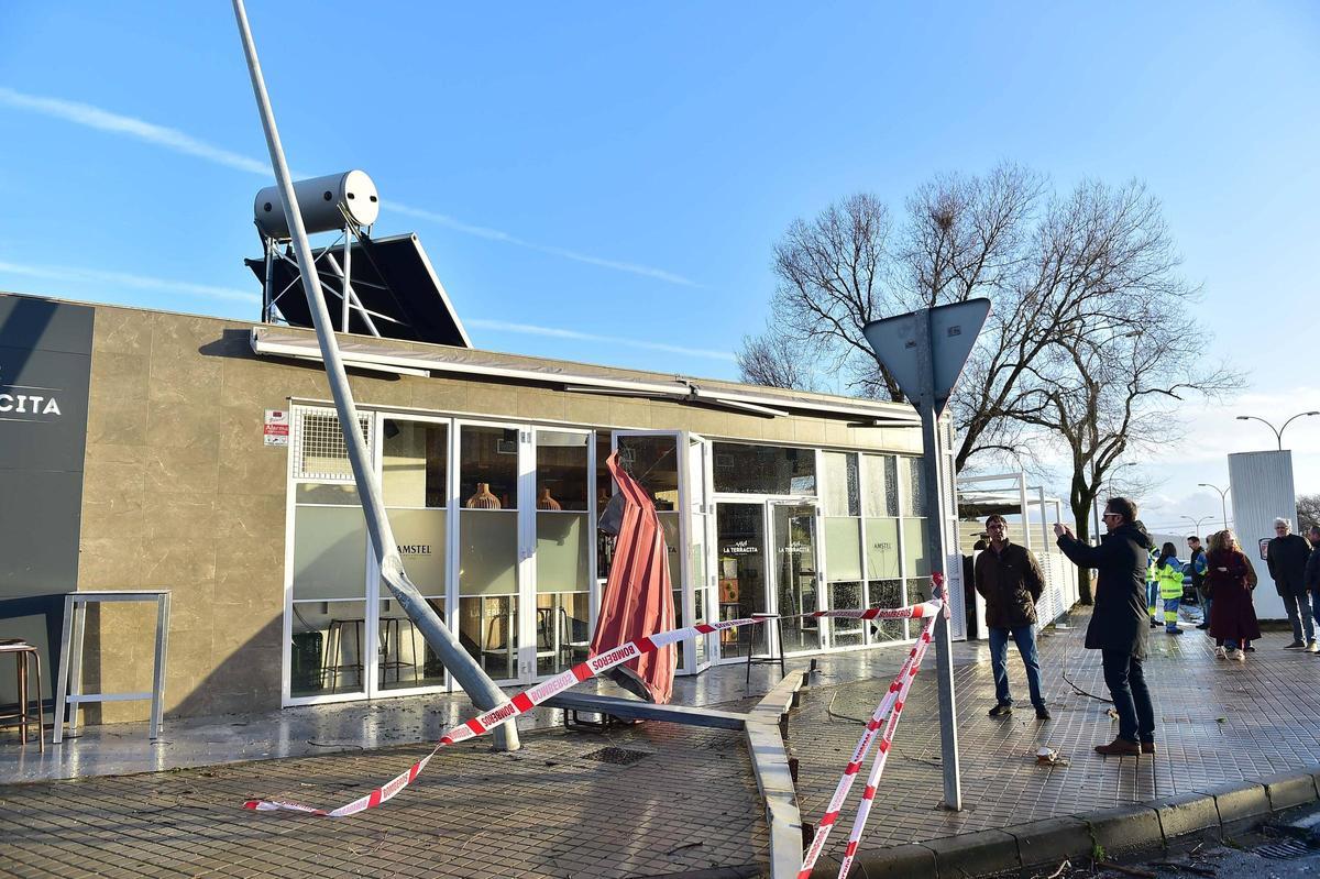 Fotogalería | Un tornado arrasa la zona del aparcamiento del hospital Virgen del Puerto de Plasencia