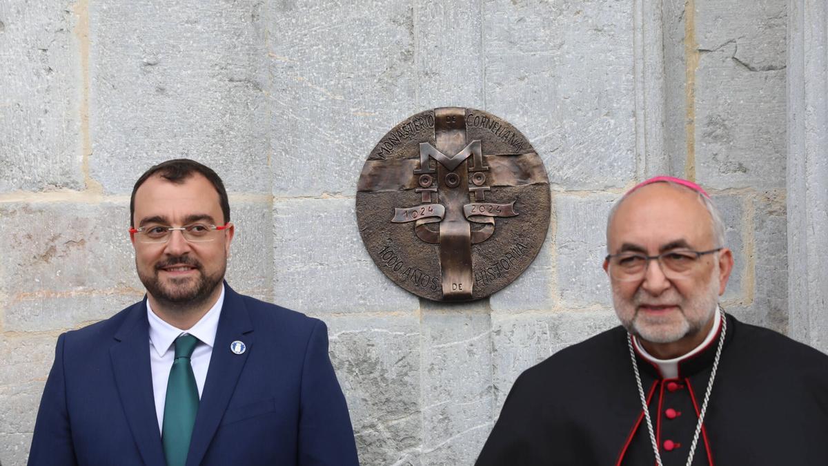 Un momento del acto. Adrián Barbón. Jesús Sanz Montes. CELEBRACION DEL MILENARIO DEL MONASTERIO DE CORNELLANA