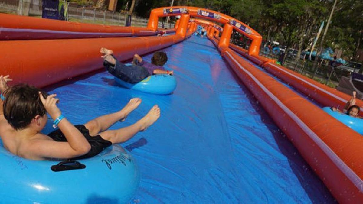 Imagen de un parque acuático hinchable.