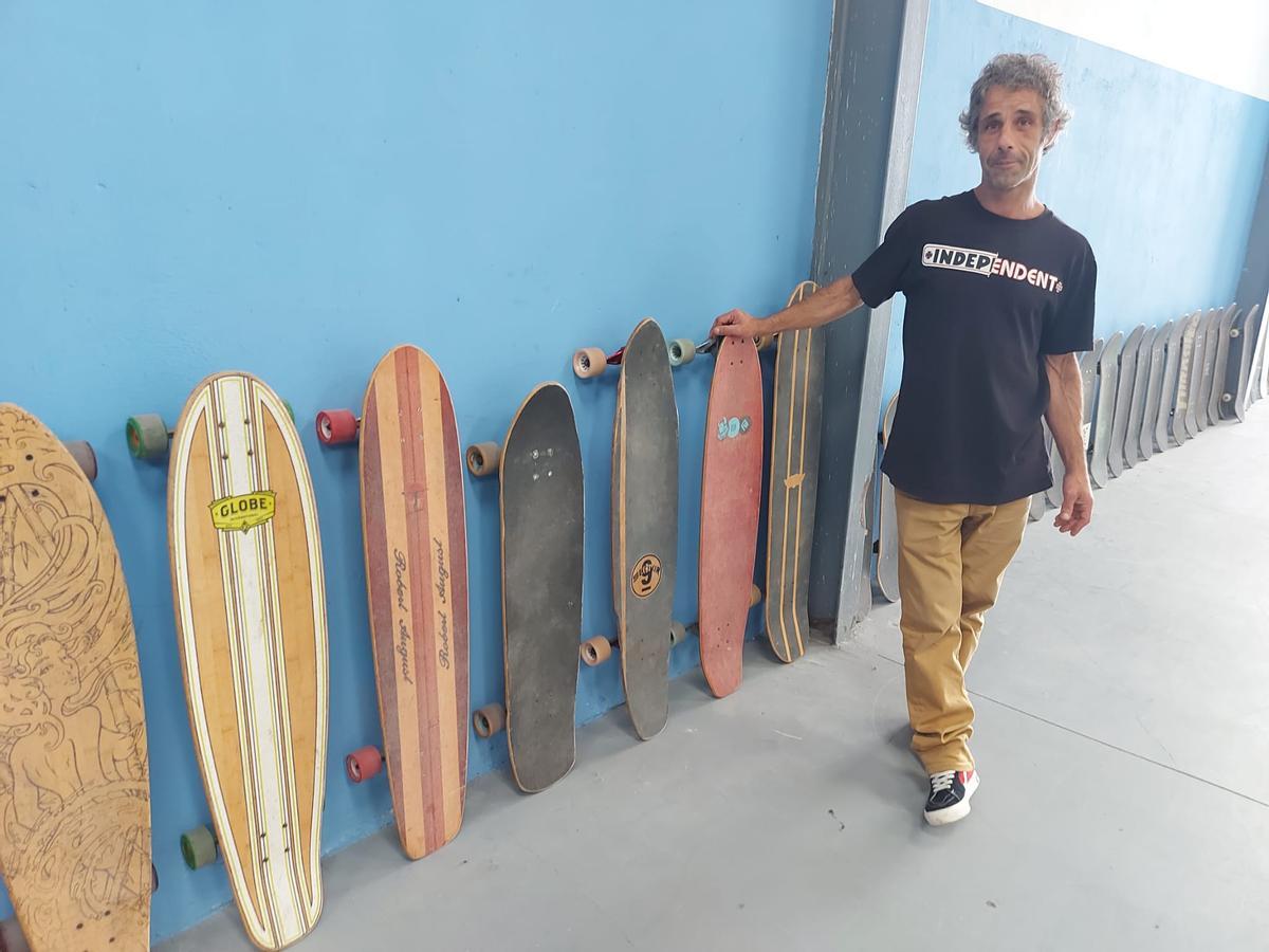 Gárate muestra su colección de skate.