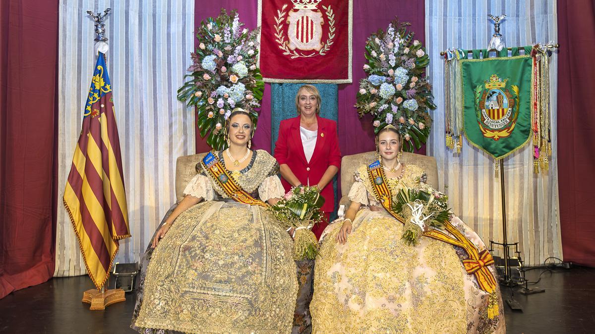 Elisa Moreno (izquierda) y Nairobi Gil junto a la alcaldesa y presidenta de Junta Local, Eva Sanz.