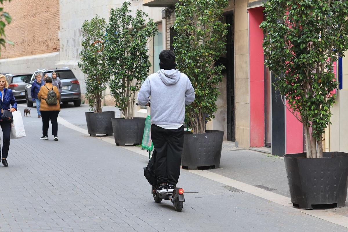 Un joven circula sobre un patinete eléctrico por la calle Comte Albay de Vila-real.