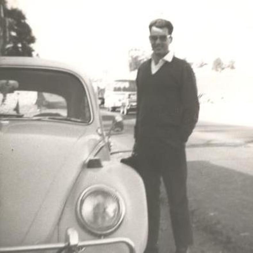 Don Alfredo el practicante con su Volkswagen.