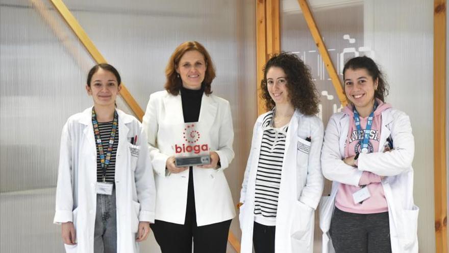 De izquierda a derecha, Andrea Rodríguez, Angélica Figueroa, Lía Jove y Gloria Alfonsín, del grupo Plasticidad Epitelial y Metástasis del Inibic, posan sonrientes con la placa acreditativa del premio BioIdea Empresarial que Bioga Galicia ha concedido al proyecto ‘CanTher’. | // C. PARDELLAS