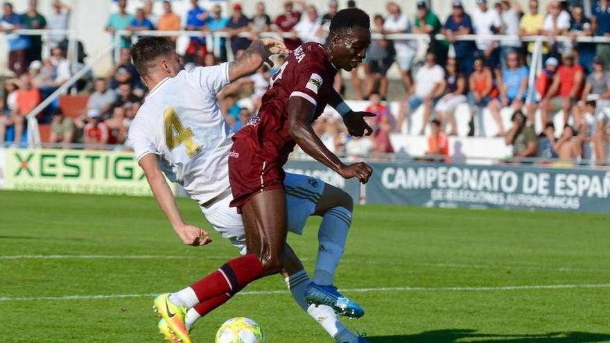 Adighibe pelea un balón durante el partido contra el Real Madrid Castilla en Portonovo. // Rafa Vázquez