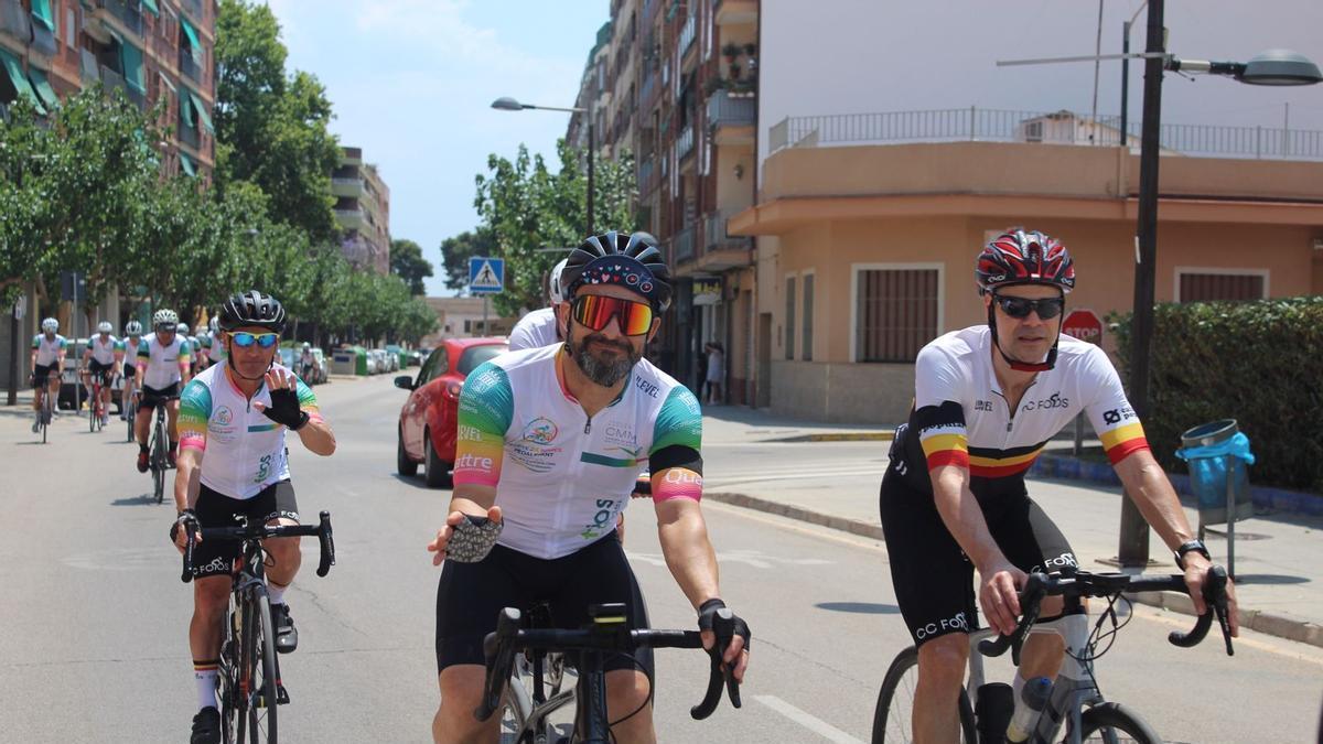 Un grupo de ciclistas pedalea por Foios durante 24 horas en favor de la investigación del cáncer de mama metastático